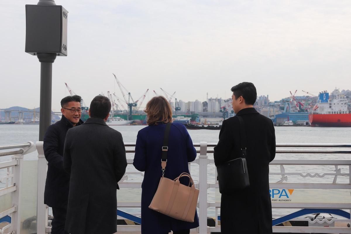 El president Aragonès y el resto de la comitiva catalana en su visita al puerto de Busan.