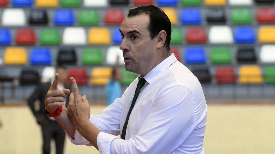 Carlos Sánchez dando instrucciones durante un partido del Elche Axa Hita Port