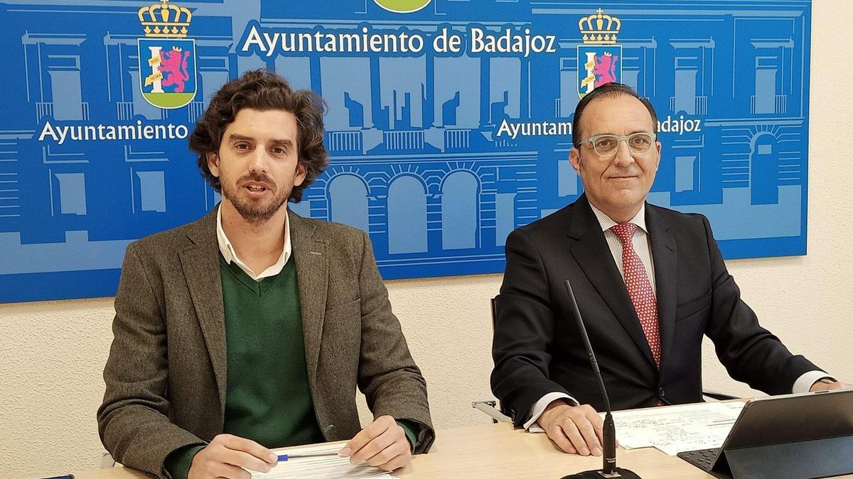 Carlos Urueña y Eladio Buzo, durante la presentación del proyecto de presupuesto municipal para 2022.