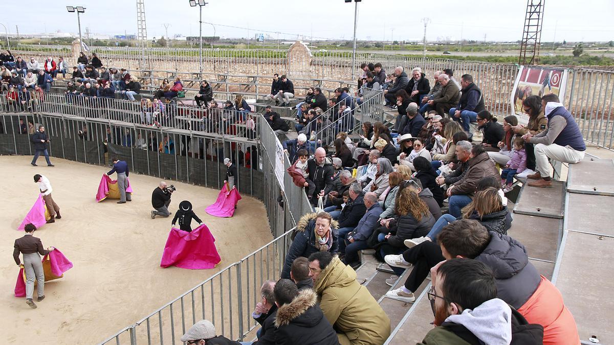 Expectación por la clase práctica de  la Escuela de Tauromaquia en Puçol.