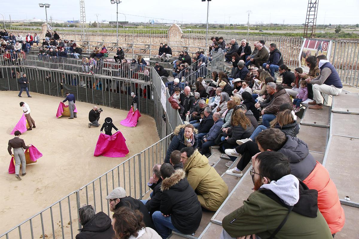 Expectación por la clase práctica de  la Escuela de Tauromaquia en Puçol.