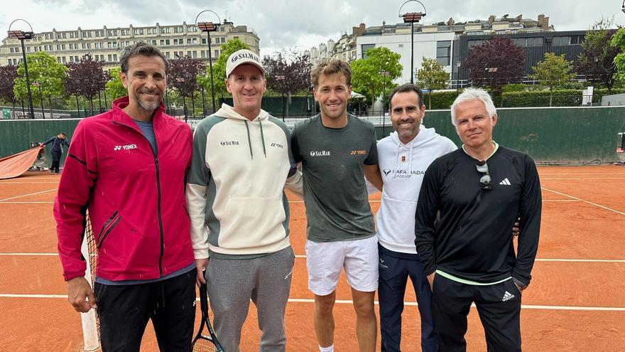 Pedro Clar y el equipo técnico de Casper Ruud posan junto al tenista en Roland Garros