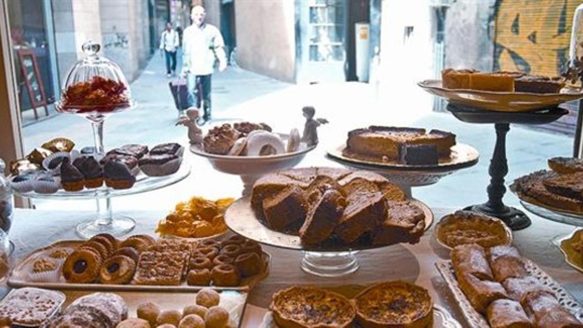 Escaparate lleno de tentadores pasteles y dulces en el barrio Gòtic.