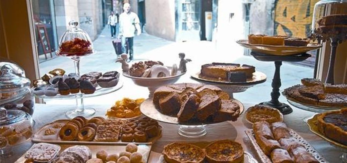 Aparador ple de temptadors pastissos i dolços al barri Gòtic. Aparador ple de temptadors pastissos i dolços al barri Gòtic.
