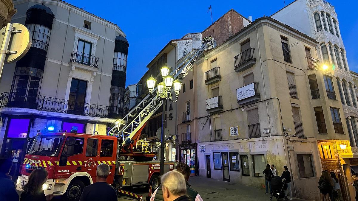 Los bomberos, accediendo a la cubierta para retirar la antena