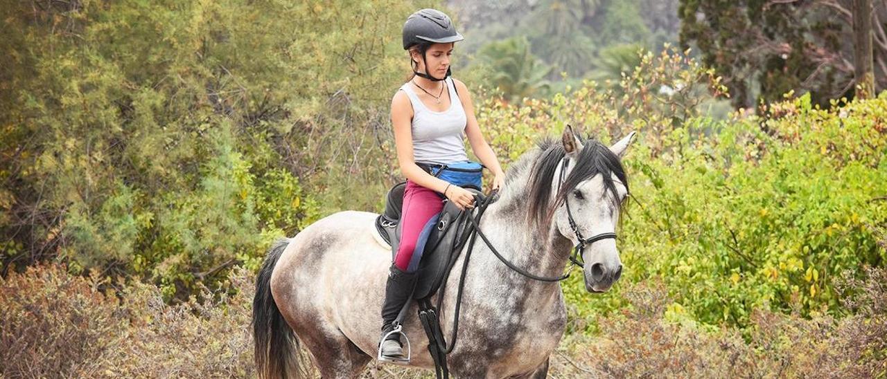 La alumna de Veterinaria Paola Monagas cabalgando con uno de sus caballos.