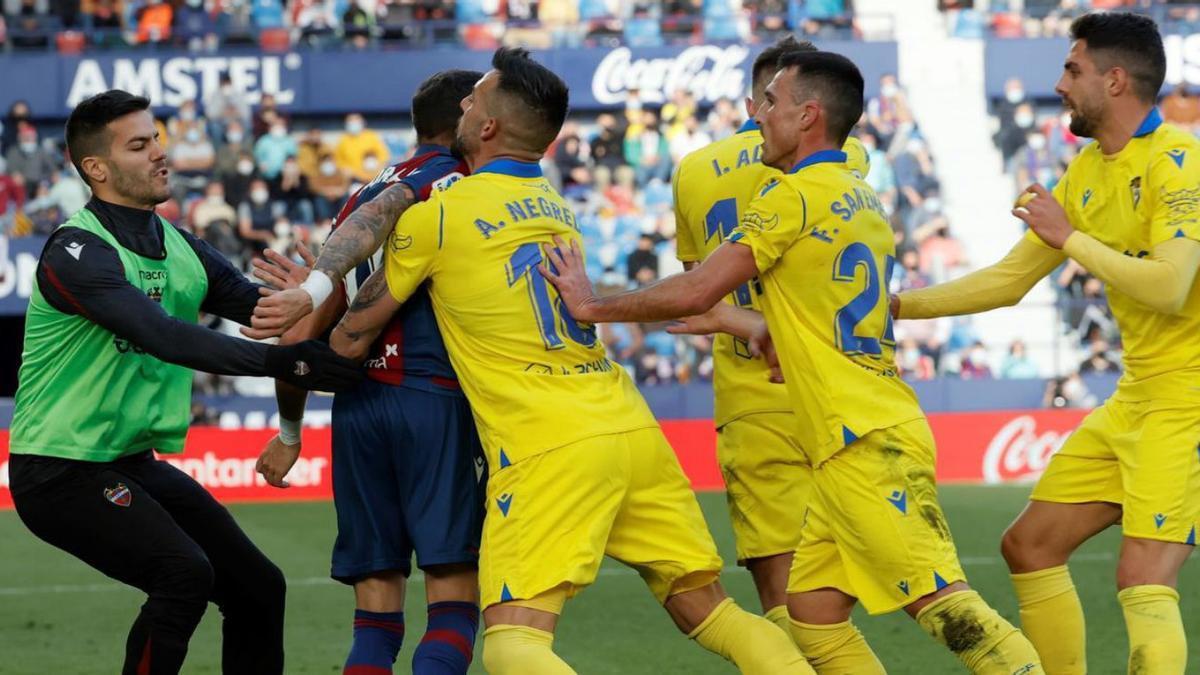 Morales discute con varios jugadores del Cádiz, en el partido de la última jornada. | EFE/JUAN CARLOS CÁRDENAS