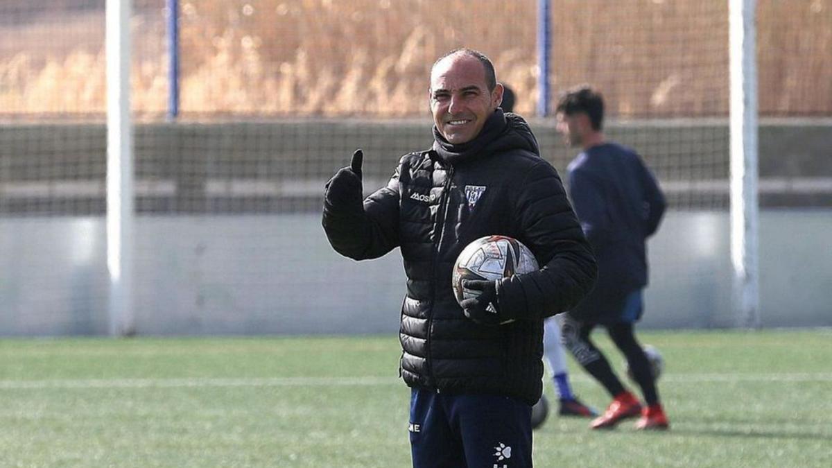 Iván Martínez continúa como entrenador del equipo. | SD EJEA