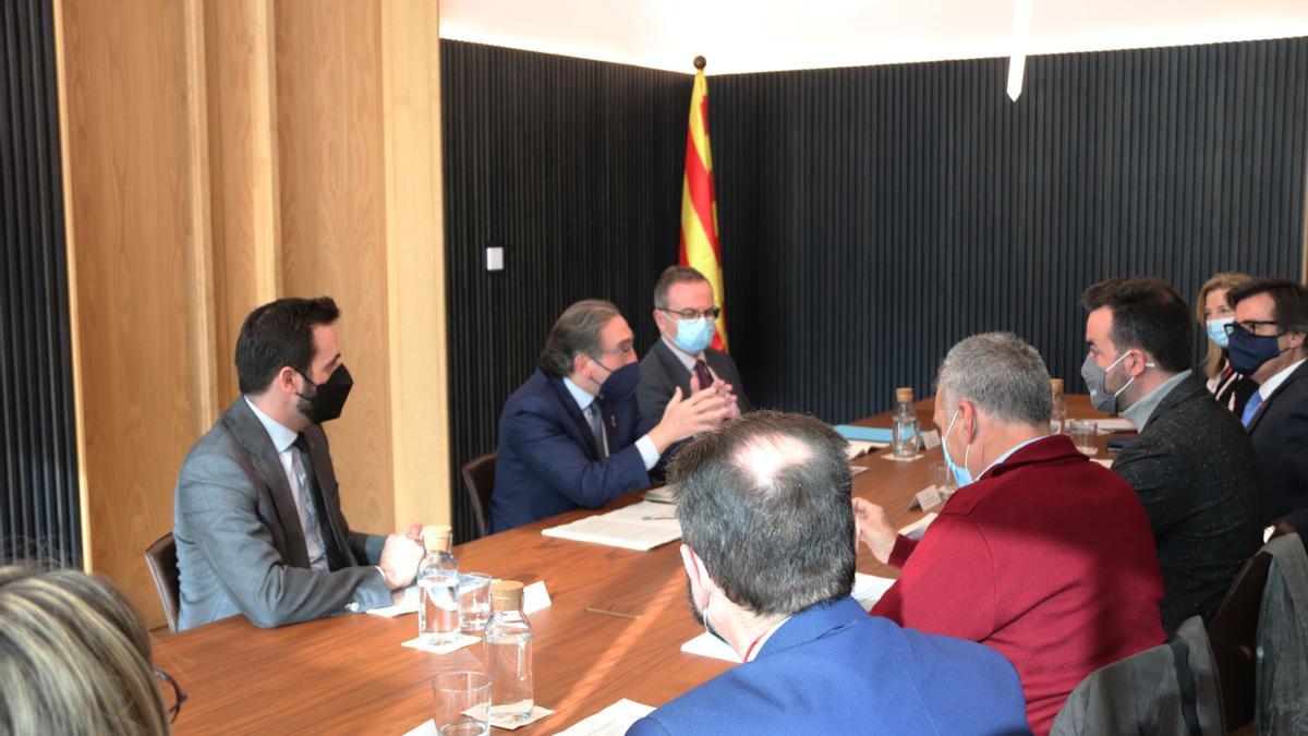 El conseller d&#039;Economia, Jaume Giró, reunit amb representants amb d&#039;entitats municipalistes i associacions de consumidors
