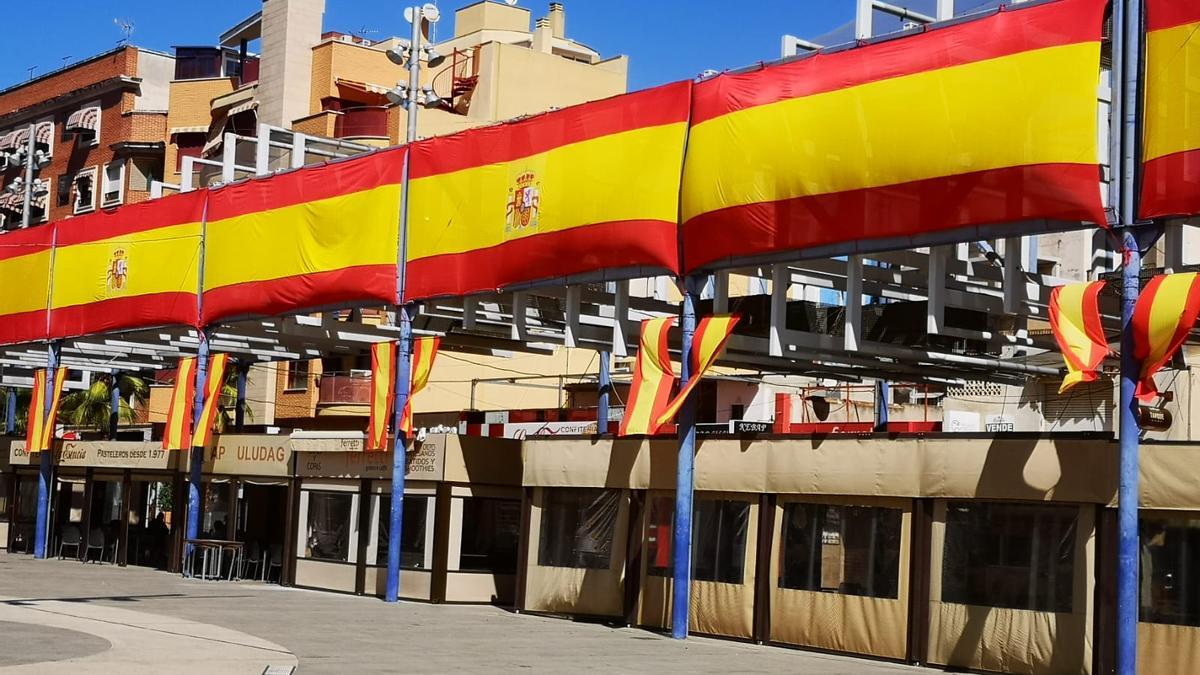 Banderas de España decoran las principales calles de Alcantarilla.