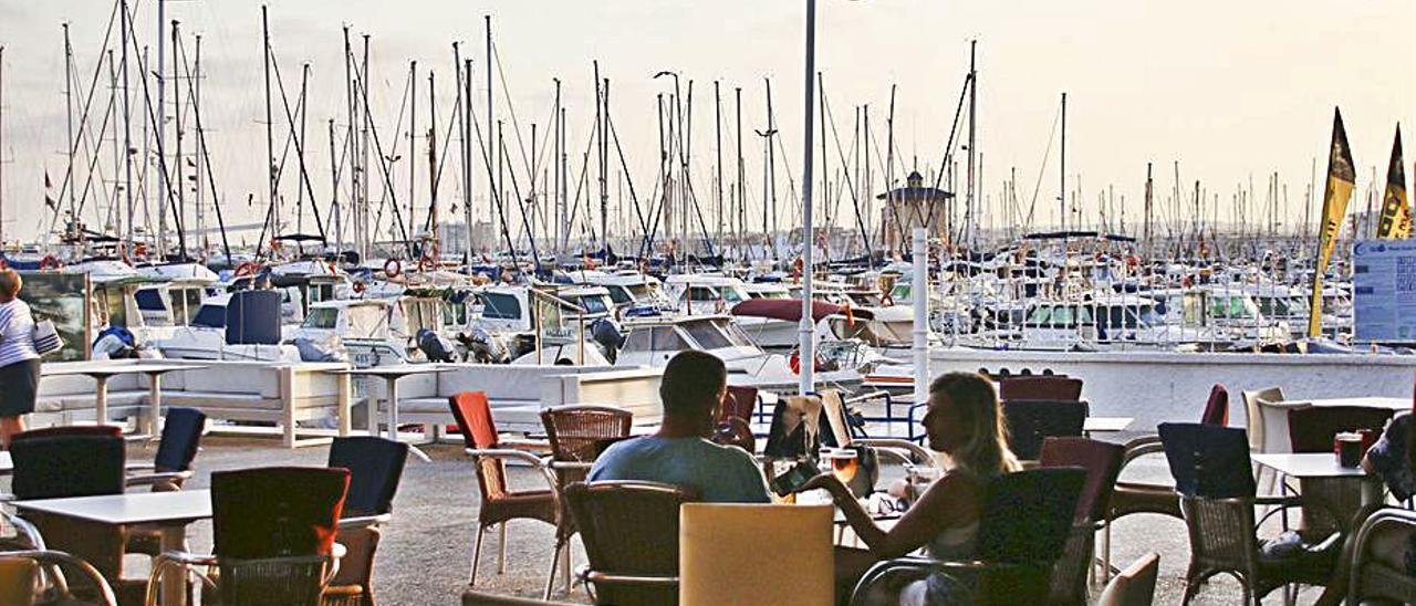 Imagen de una zona de terrazas de hostelería en Torrevieja.  | TONY SEVILLA