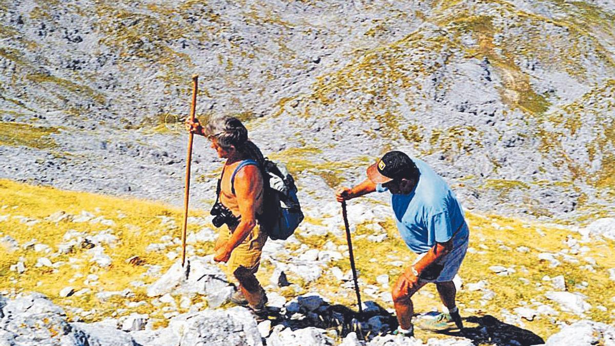 José Luis Martínez, llegando con Manolo Frade a la cima del Jultayu, en agosto de 1998.