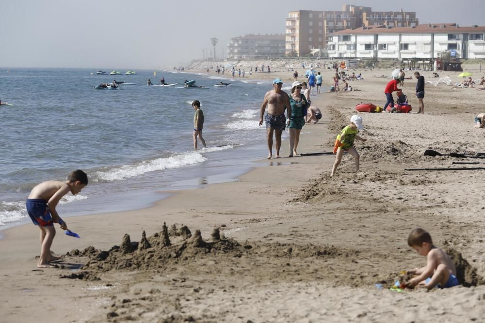 Les altes temperatures omplen de banyistes la Costa Brava