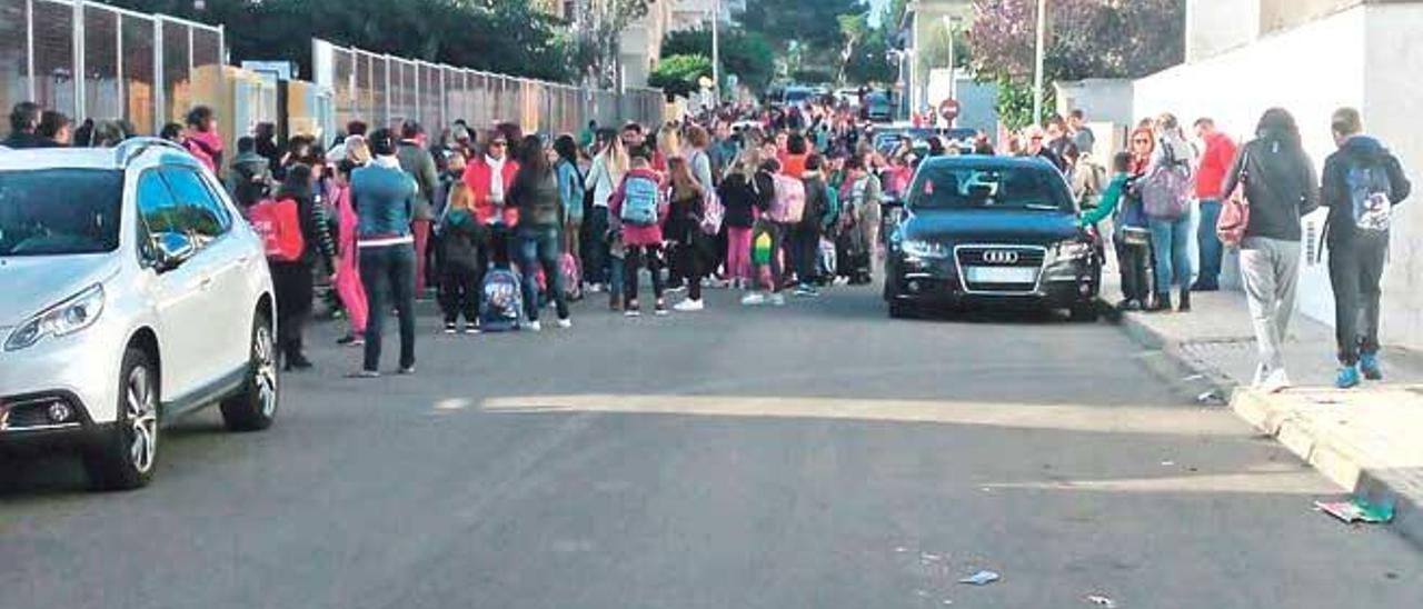 Aglomeración de alumnos el pasado viernes por la mañana en el exterior del colegio Voramar.