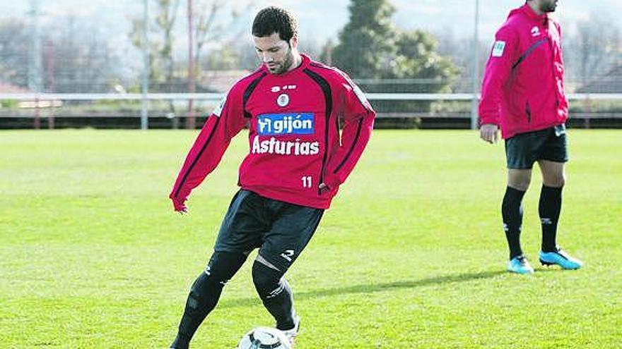 Lora, conduciendo un balón en el entrenamiento de ayer, con Cristian Portilla al fondo.