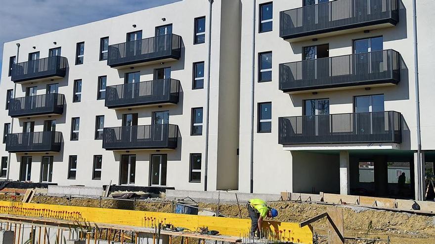 Las viviendas para alquiler a menores de 35 años de Lugones afrontan la recta final de obras: así se ve ya el edificio de Les Bellotines