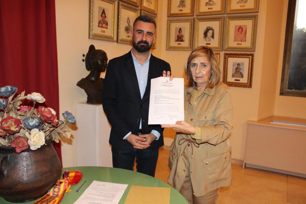 Entrega de las bandas de la fallera mayor y dama de València de 1934