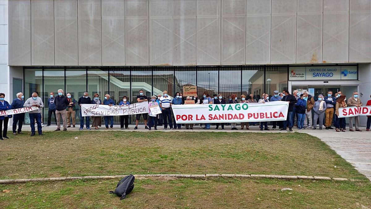 Un momento de la manifestación por la sanidad rural celebrada ayer frente al centro de salud de Bermillo. | Cedida