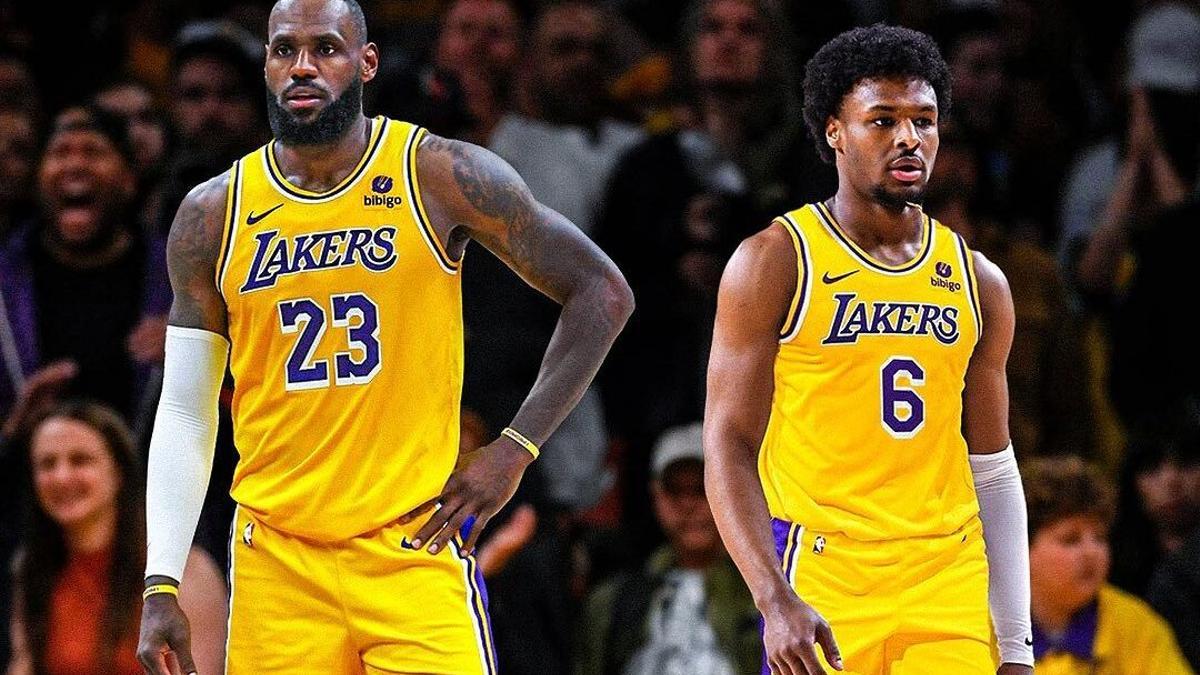 Lebron James y su hijo Bronny, con la camiseta de los Lakers.