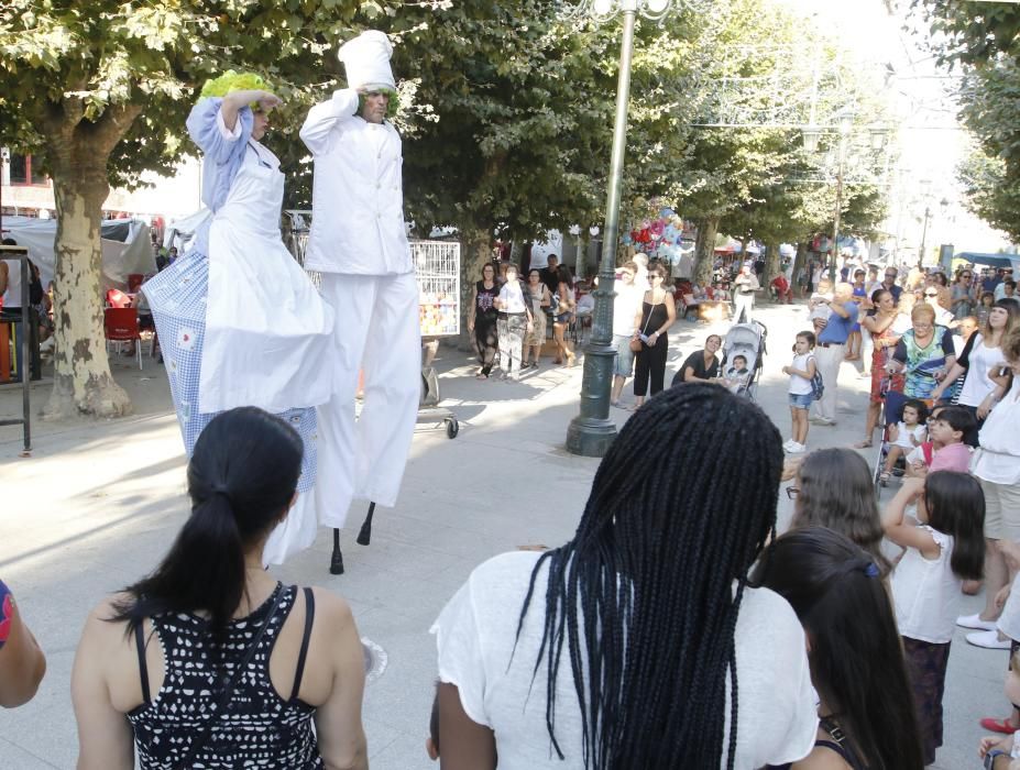 El paseo marítimo, la playa y los alrededores de la villa marinera se llenan de público para seguir el espectáculo Poético Piro-Musical.