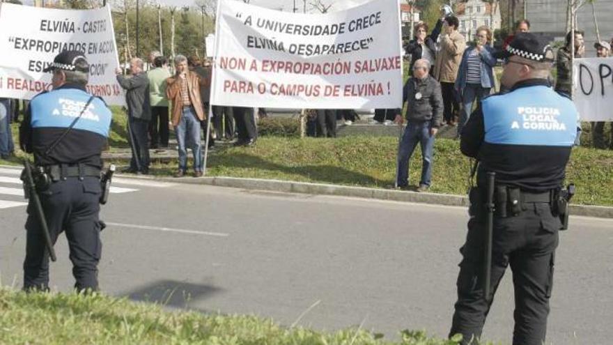 Protesta de propietarios de Elviña por las expropiaciones para la construcción de la residencia. / eduardo vicente