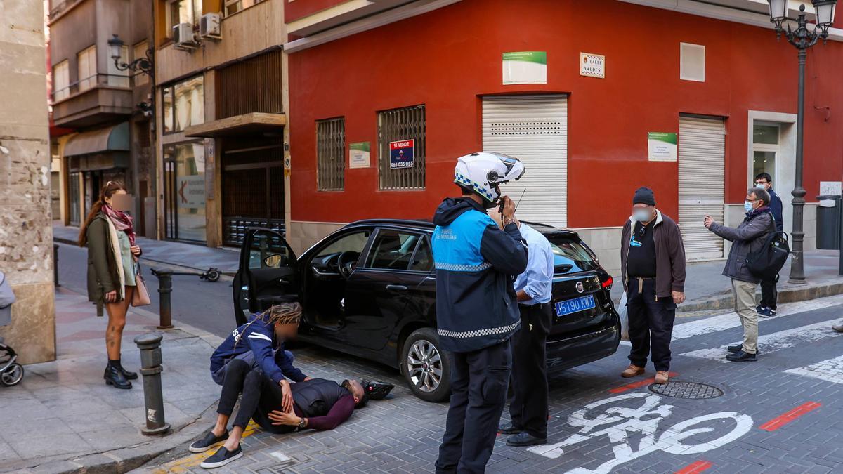 Un coche atropella al usuario de un patinete eléctrico en el Centro de Alicante