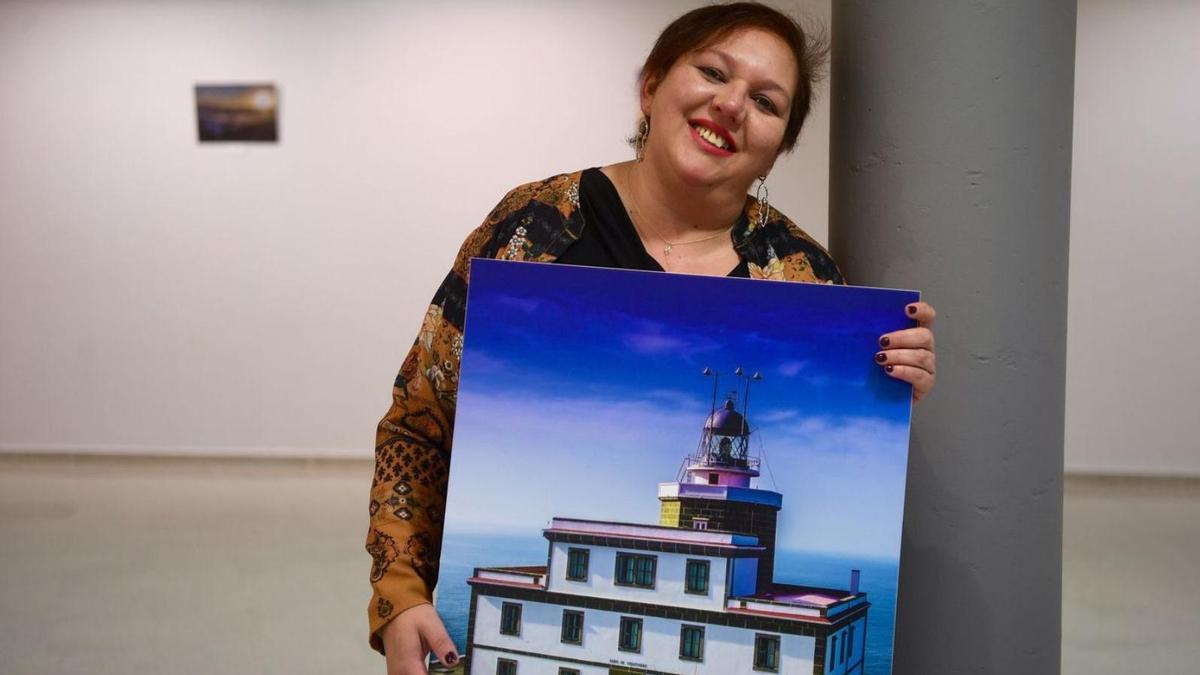 María Consuelo Traba, conocida como Chelo do Xastre, posa con una de sus fotografías.  |  // CARLOS PARDELLAS