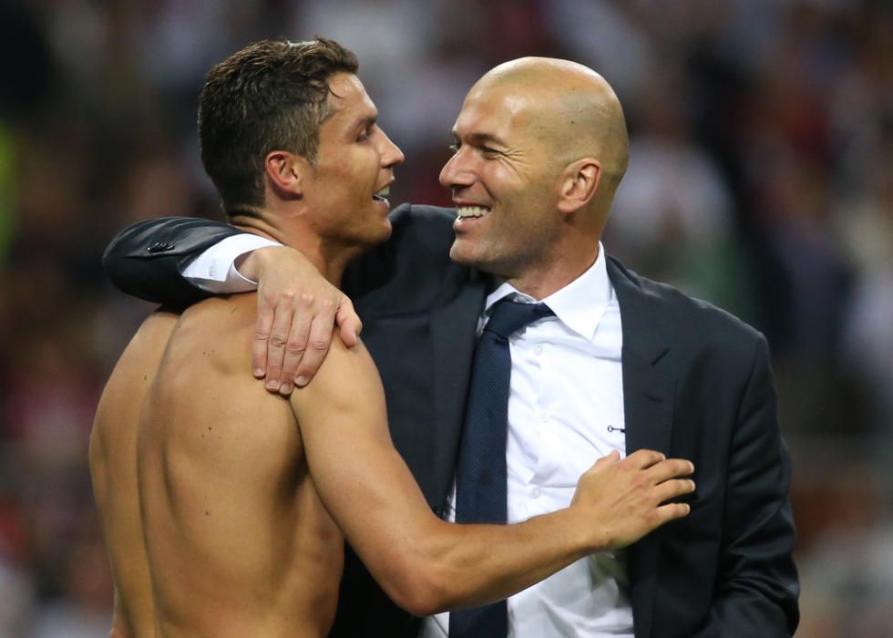 Los jugadores del Real Madrid celebran el título