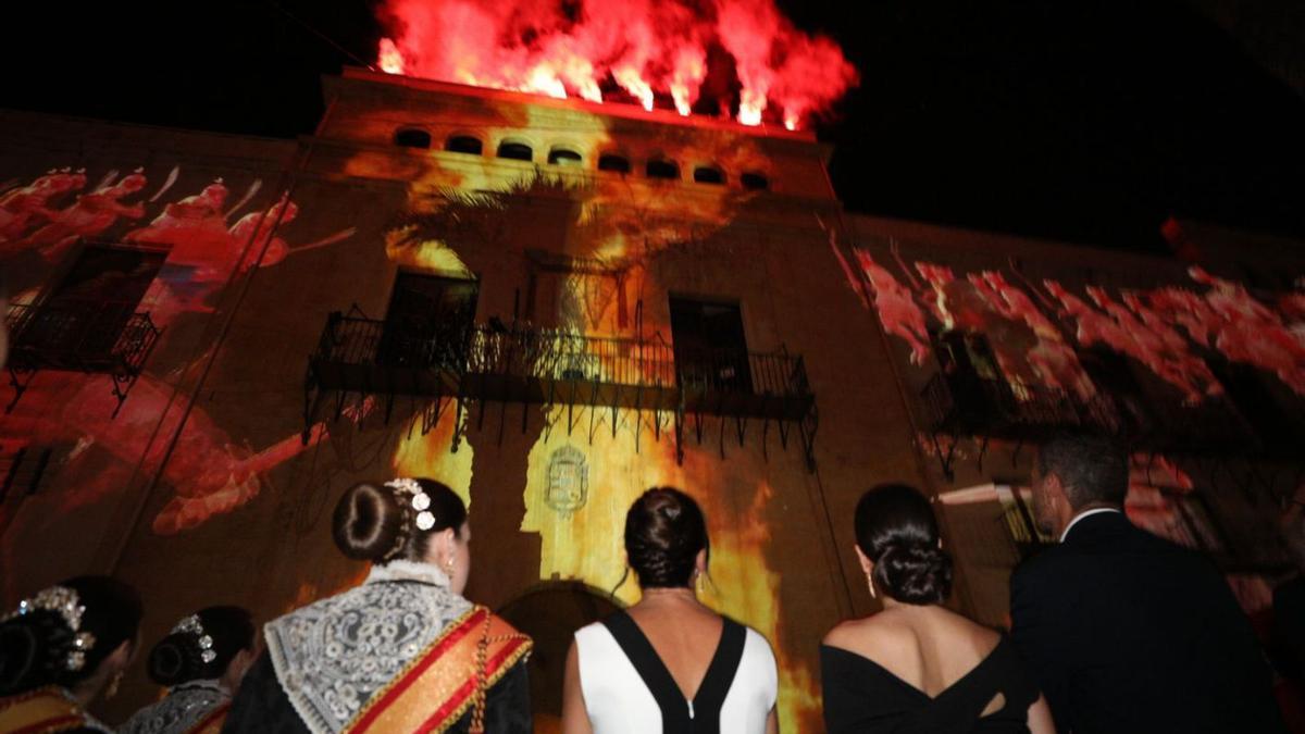 La Reina de las Fiestas, la pregonera, la concejala y el alcalde, observando el espectáculo de luz sobre la fachada del Ayuntamiento de Elche