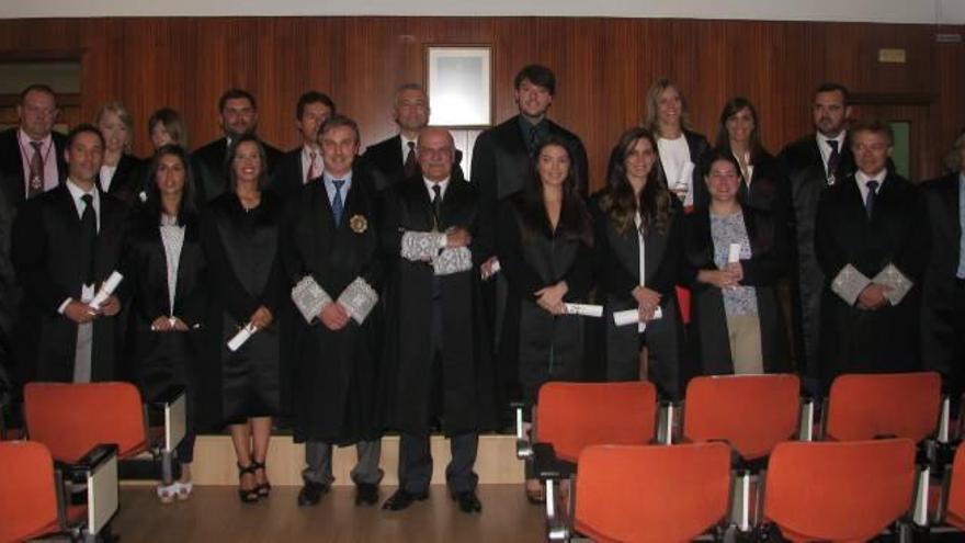 Los nuevos letrados posan con los representantes del Colegio de Abogados.