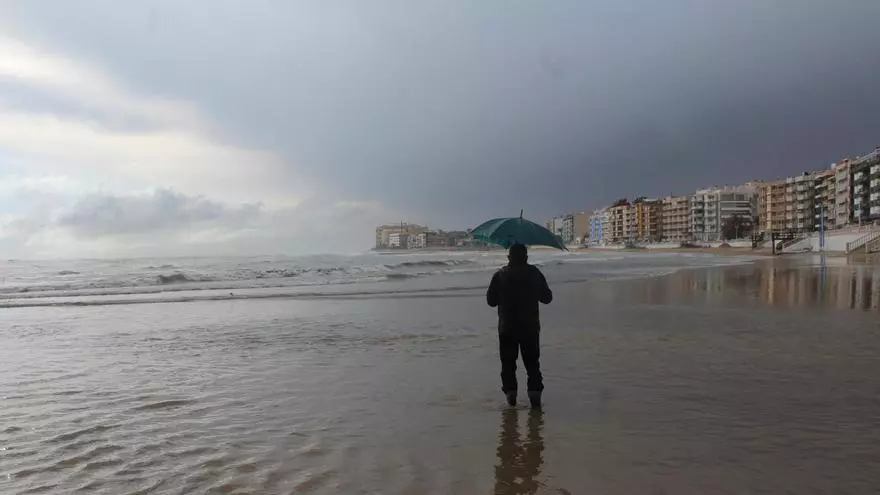 La tormenta deja hasta 48 litros por metro cuadrado en el litoral de la Vega Baja este sábado con episodios torrenciales