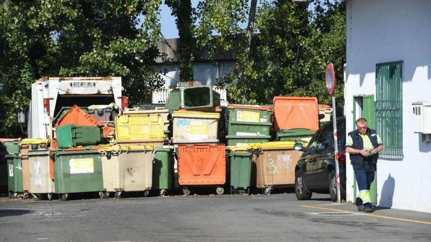 Contenedores de basura en la sede del Consorcio As Mariñas.