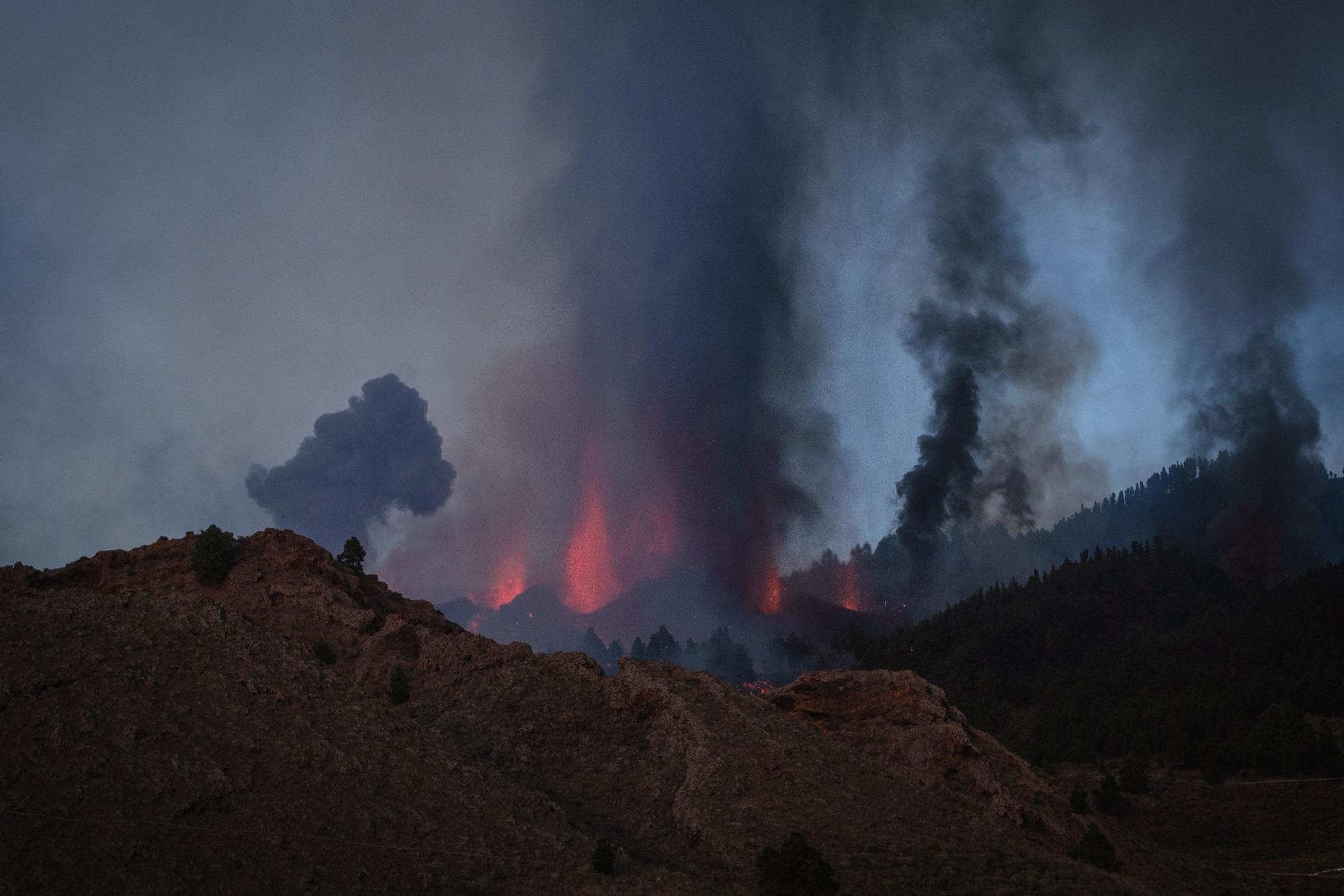 El espectáculo del volcán de La Palma al caer la noche