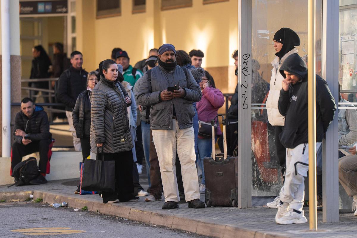 Pasajeros esperan en la estación de autobuses de la estación de Rodalies de Arenys de Mar, que conecta con Blanes