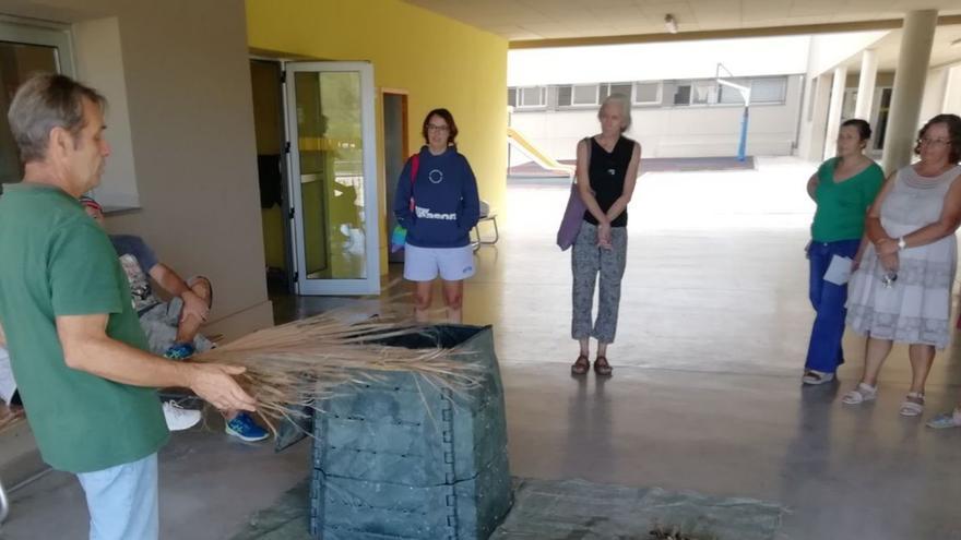 El Ayuntamiento de Sant Josep y Amics de la Terra enseñan a 13 familias a hacer compost