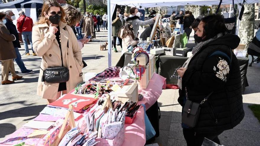 Algunos de los puestos de la muestra de ayer en el alameda de Marín.