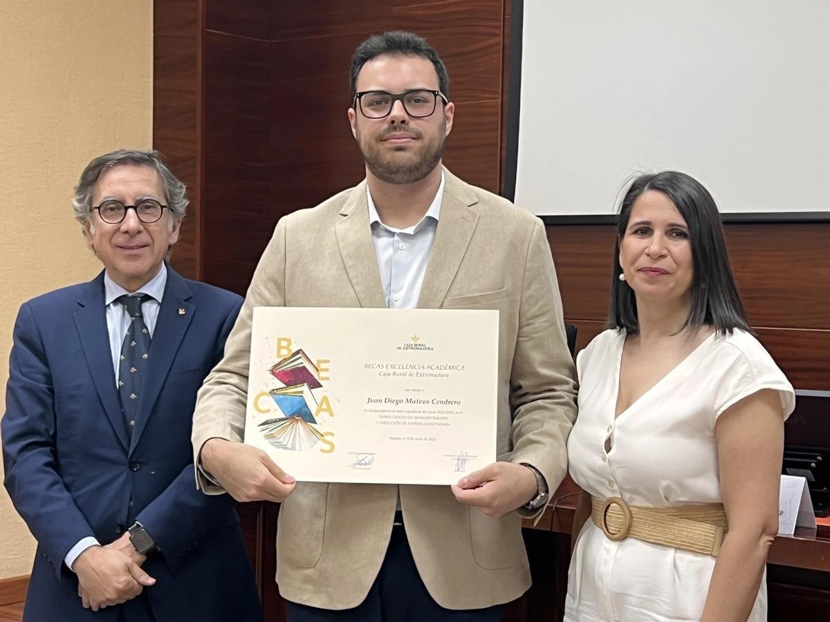 Juan Diego López Cendrero recibe una beca a la excelencia académica.