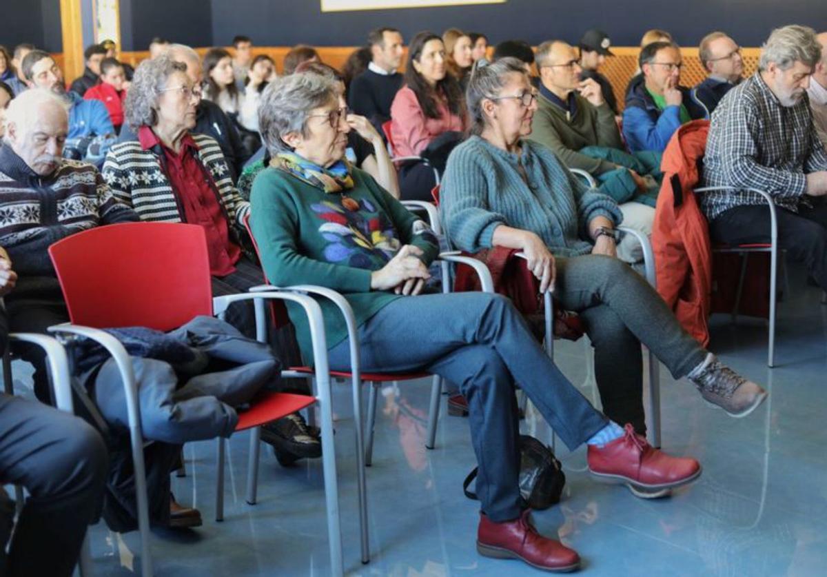 Público asistente a la conferencia (izquierda), cuadro de Pedro Santos Tuda cedido a la escuela (centro) y primer plano del pintor zamorano, Antonio Pedrero. | Alba prieto