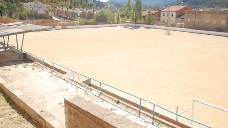 El camp de futbol actual, que encara és de terra, es farà nou