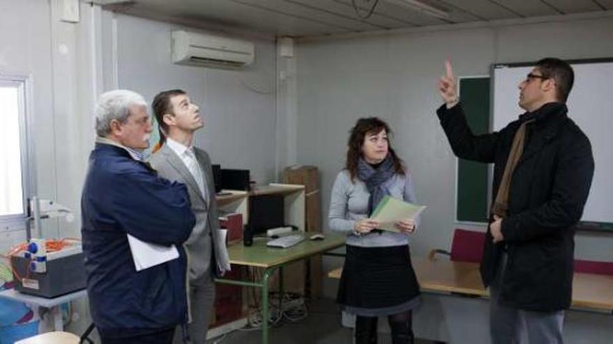 Visita del subdirector territorial de Educación a los barracones, ayer.