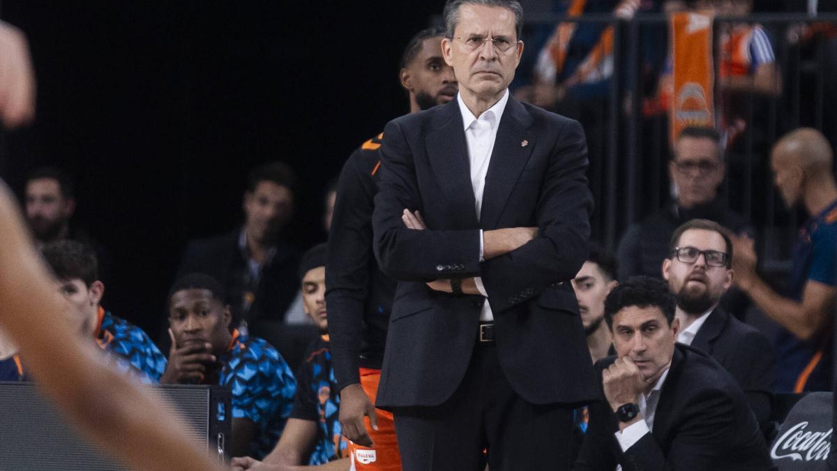 VALENCIA BASKET | Pedro Martínez no se muerde la lengua: «Cada uno debe ser consciente del ejemplo que da» VALENCIA BASKET | Pedro Martínez no se muerde la lengua: «Cada uno debe ser consciente del ejemplo que da»