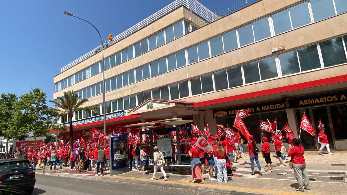 Protesta sindical para reclamar un mejor convenio ante la sede de la patronal hotelera