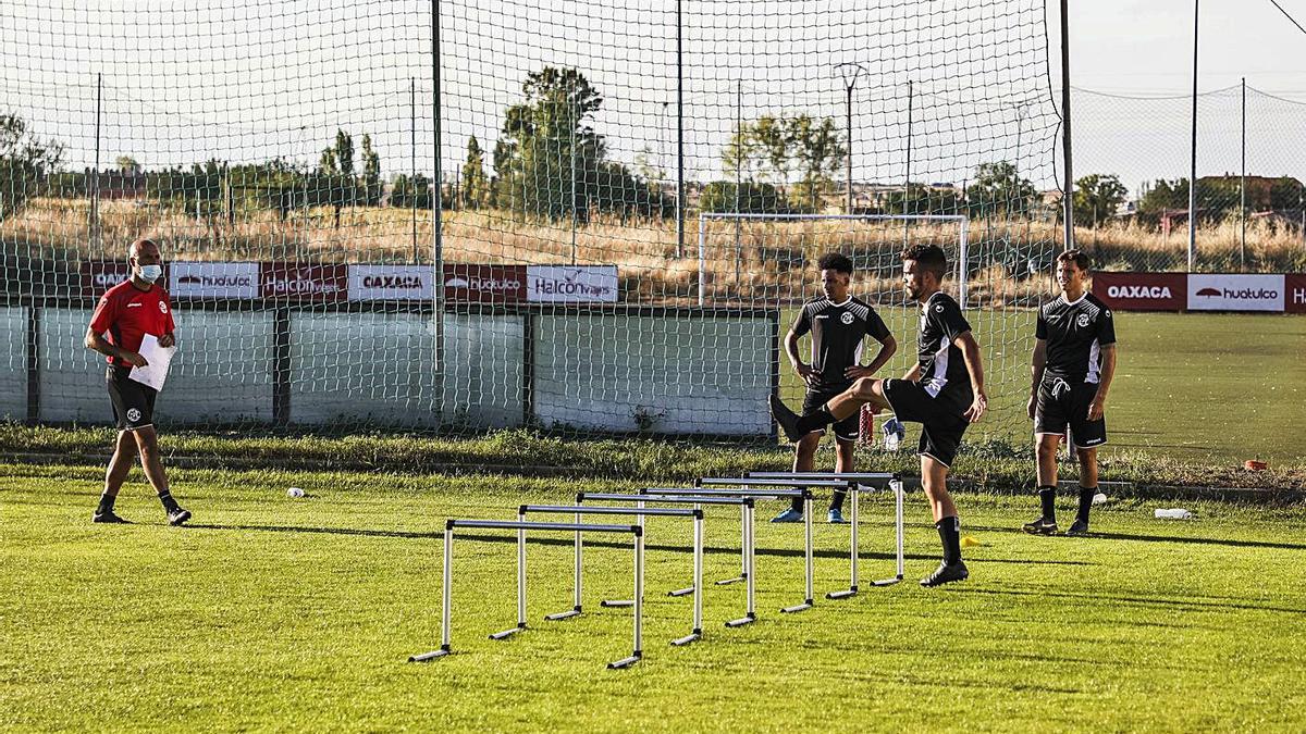 Uno de los jugadores del Zamora CF inicia un ejercicio bajo la atenta mirada de su técnico. | Nico Rodríguez