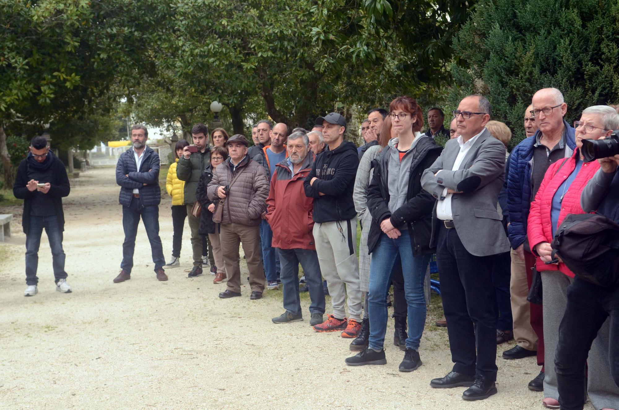 Así fue la inauguración de la escultura que recuerda al burro que descubrió las aguas termales de A Toxa.