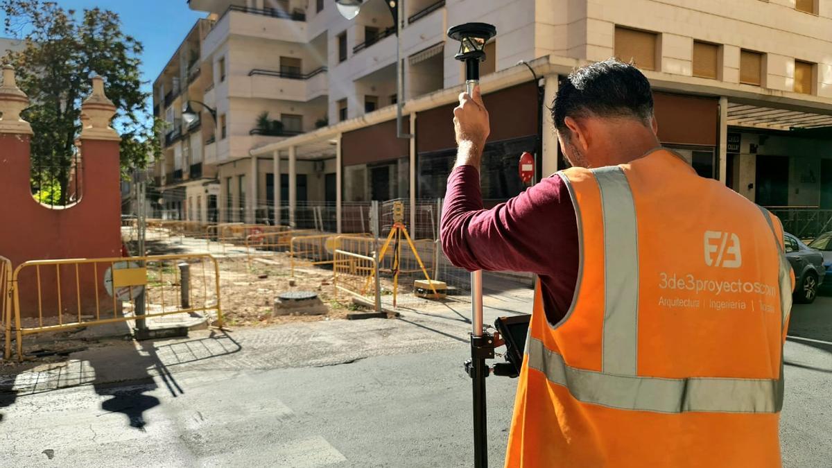 Los trabajos previos a la reanudación de la reforma de la calle Ramón Gorgé de Elda.