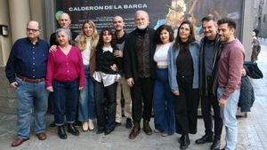 Lluís Homar, centro, con casi todos los intérpretes de El gran teatro del mundo de la Compañía Nacional de Teatro Clásico