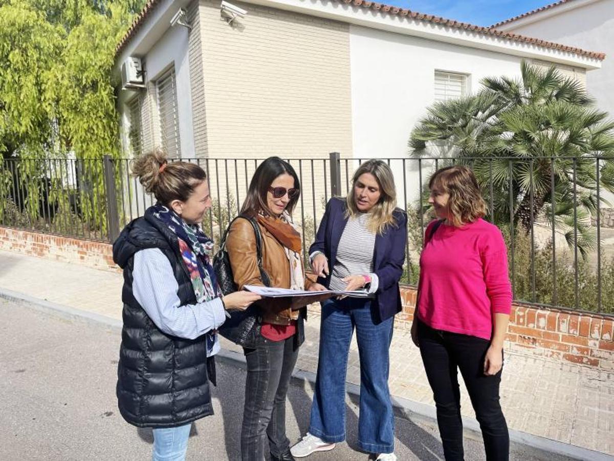 Barrachina muestra los planos del que será el primer Centro de Día que tendrá la localidad. |