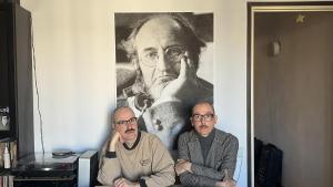 Carlos Ballesteros y Genís Segarra posan en su casa bajo la mirada de Álvaro Pombo