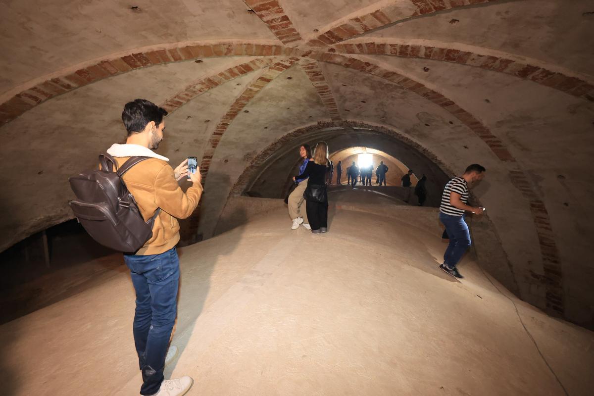 Fotos de la visita de arquitectos de todo el mundo a las bóvedas tabicadas de la iglesia arciprestal de Vila-real
