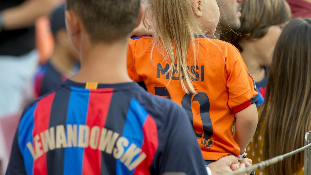 Camisetas del nuevo ídolo azulgrana en la grada del Camp Nou, Robert Lewandowski, junto con otras de nostalgia reciente como la de Messi.